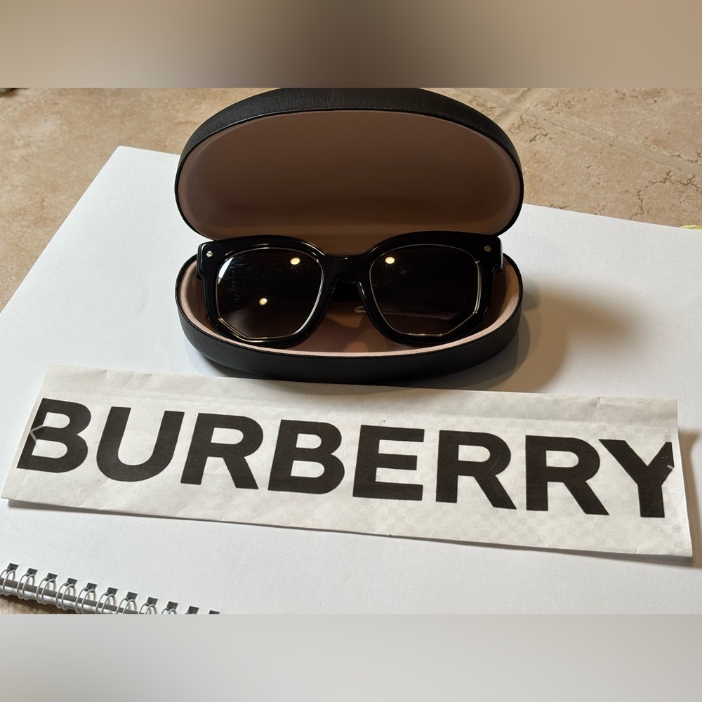 New Burberry BE4307 3001/8G Primrose Black Sunglasses. Geometric shape. - Picture 15 of 15